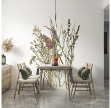 Modernes helles Esszimmer mit botanischer Fototapete im Aquarellstil, Holztisch und Polsterstühlen.