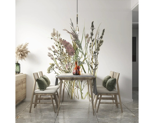 Modernes helles Esszimmer mit botanischer Fototapete im Aquarellstil, Holztisch und Polsterstühlen.