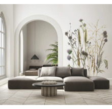Modernes Wohnzimmer mit modularem Sofa und großer Fototapete mit botanischem Wildblumen-Motiv. Heller Raum mit Parkettboden aus Holz.