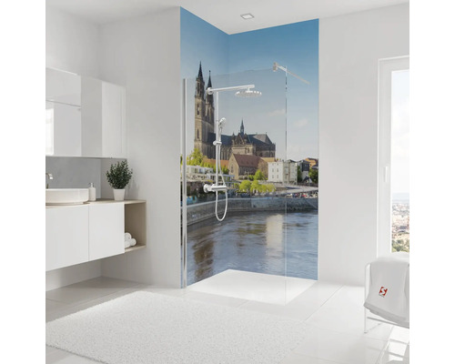 Helles Badezimmer mit ebenerdiger Dusche, Glaswand und einer dekorativen Rückwand mit Stadtmotiv vom Magdeburger Dom an der Elbe.