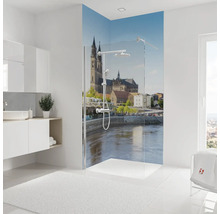 Modernes Badezimmer mit Glasdusche und einer Duschrückwand mit Fotomotiv des Magdeburger Doms an der Elbe.