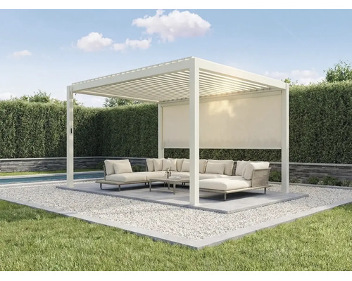 Moderne Pergola mit Lamellendach und Seitenmarkise, inklusive Lounge-Set mit Polstern und Couchtisch auf einer Kiesfläche im Garten.