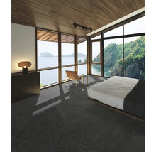 Schlafzimmer mit Teppichboden, Bett und Meerblick
