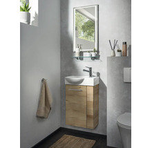 Modernes Gästebad mit kleinem Waschbecken, Unterschrank in Holzoptik, Chrom-Armatur und beleuchtetem Spiegel.