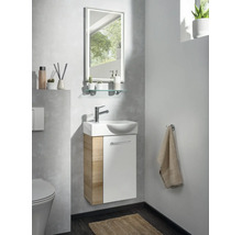 Gäste-WC-Set bestehend aus Waschbeckenunterschrank in Holzoptik und Weiß, weißem Keramikwaschbecken, LED-Spiegel und Glasablage in hellem Badezimmer.