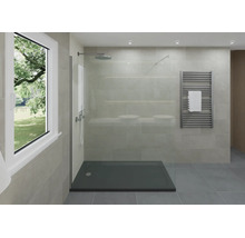 Helles Badezimmer mit begehbarer Dusche, flacher Duschwanne, Glaswand, Regenduschkopf und Handtuchheizkörper.