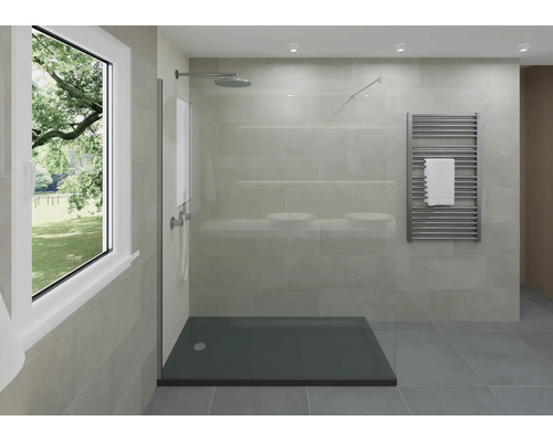 Helles Badezimmer mit begehbarer Dusche, flacher Duschwanne, Glaswand, Regenduschkopf und Handtuchheizkörper.