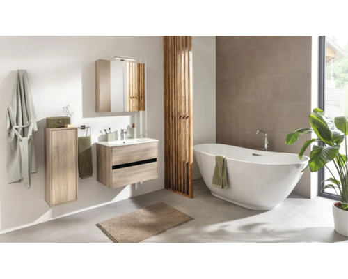 Modernes, helles Badezimmer mit freistehender Badewanne, wandhängendem Waschtischunterschrank in Holzoptik und passendem Spiegelschrank.