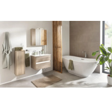 Helles, modernes Badezimmer mit freistehender Badewanne, hängendem Waschbeckenunterschrank in Holzoptik, Spiegelschrank und Holztrennwand.