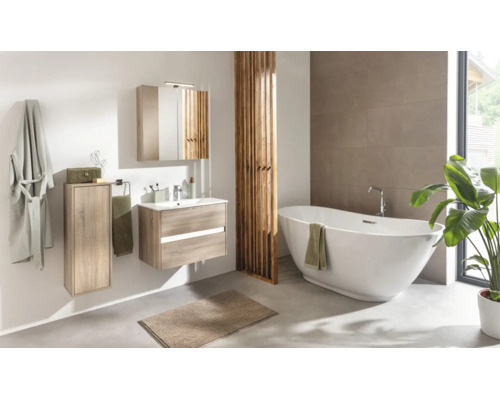 Helles, modernes Badezimmer mit freistehender Badewanne, hängendem Waschbeckenunterschrank in Holzoptik, Spiegelschrank und Holztrennwand.