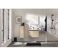 Modernes Badezimmer mit Waschtischunterschrank in heller Holzoptik, passendem Hängeschrank, weißem Waschbecken und schwarzem Duschsystem.