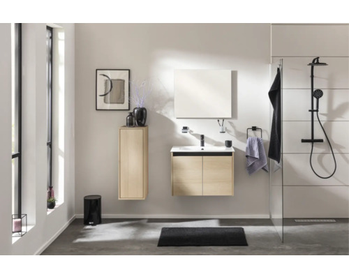 Modernes Badezimmer mit Waschtischunterschrank in heller Holzoptik, passendem Hängeschrank, weißem Waschbecken und schwarzem Duschsystem.