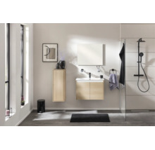 Modernes Badezimmer mit wandhängendem Waschtischunterschrank in heller Holzoptik, weißem Waschbecken, schwarzer Armatur und begehbarer Dusche.