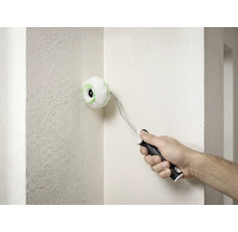 Ein kleiner runder Eckenroller wird verwendet, um die Innenecke einer strukturierten weißen Wand zu streichen.
