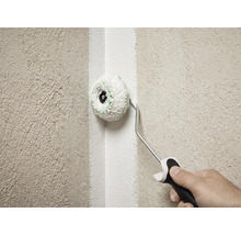 Eckenroller wird verwendet, um eine Innenecke an einer strukturierten Wand zu streichen.