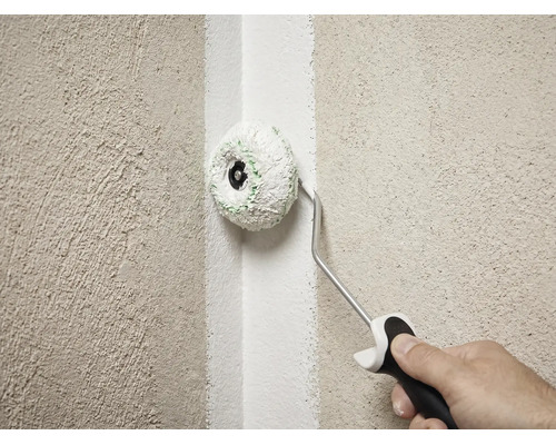 Eckenroller wird verwendet, um eine Innenecke an einer strukturierten Wand zu streichen.