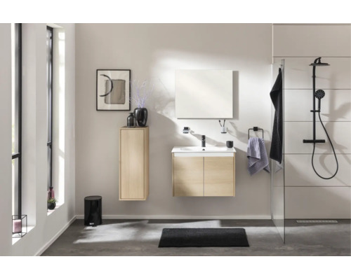 Modernes Badezimmer mit wandhängendem Waschtischunterschrank in heller Holzoptik, weißem Waschbecken, schwarzer Armatur und begehbarer Dusche.