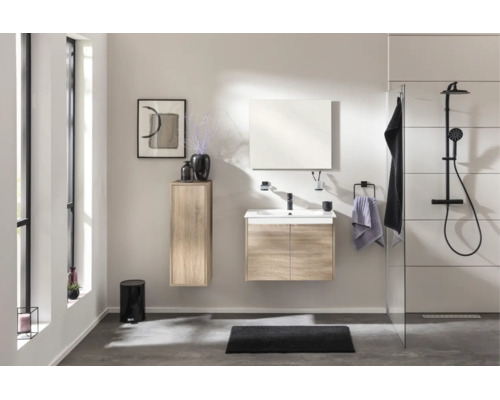 Modernes, helles Badezimmer mit Waschtischunterschrank und Hochschrank in Holzoptik sowie schwarzer Duscharmatur hinter Glaswand.