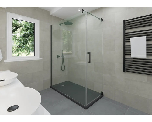Modernes Bad mit begehbarer Glasdusche, schwarzen Profilen und Duschwanne. Schwarzer Handtuchheizkörper, weiße Aufsatzwaschbecken und graue Fliesen.