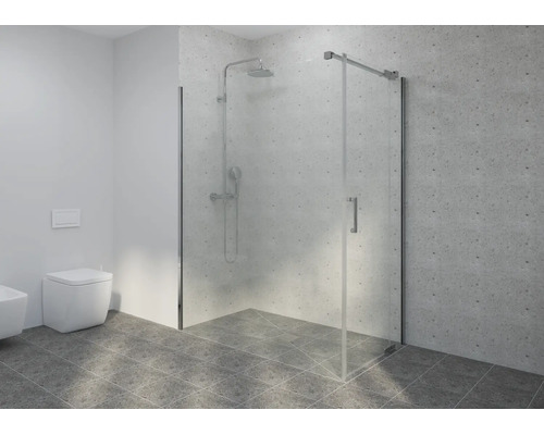 Begehbare Dusche aus Glas mit verchromten Armaturen in einem hell gefliesten Badezimmer neben einer wandhängenden Toilette.