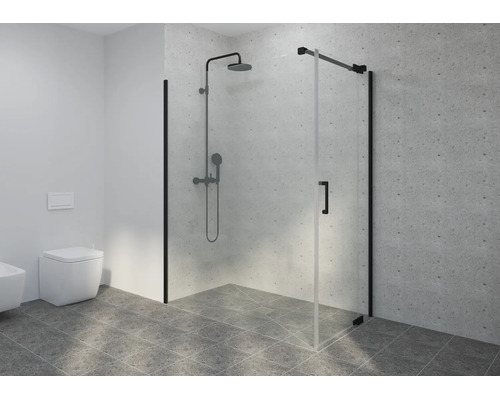 Helle, moderne begehbare Dusche mit schwarzen Profilen, Glastür und schwarzem Duschsystem vor hellgrauen Fliesen.