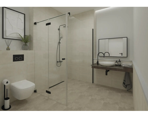 Modernes Badezimmer mit begehbarer Glasdusche, schwarzen Armaturen, Hänge-WC, Aufsatzwaschbecken auf Holzregal und rechteckigem Spiegel.