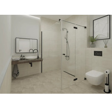 Modernes helles Badezimmer mit bodengleicher Glasdusche, weißem Aufsatzwaschbecken auf dunkler Platte, Wandtoilette und schwarzen Armaturen.