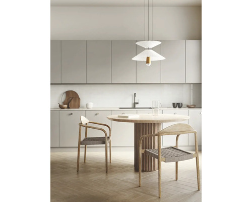 Moderne helle Küche mit rundem Holztisch, zwei Holzstühlen mit Geflechtsitz und einer doppellagigen plissierten Pendelleuchte vor grauen Schränken.