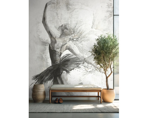 Fototapete mit Ballerina-Motiv in einem hellen Raum mit Holzbank und einer Pflanze im Topf.