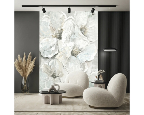 Modernes Wohnzimmer mit großflächiger Blumentapete in Ölmalerei-Optik, zwei cremeweißen Sesseln, Couchtisch und Deckenstrahlern.