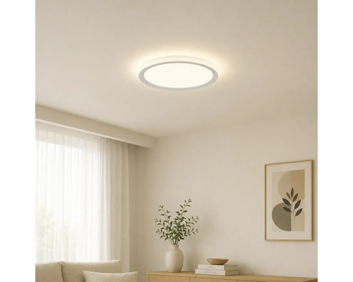 Flache, runde LED-Deckenleuchte in einem hellen, minimalistischen Wohnzimmer mit Holzmöbeln und Dekoration.
