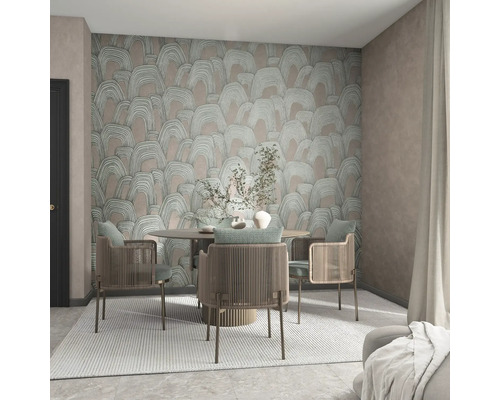 Modernes Esszimmer mit Vliestapete im Bogenmuster, rundem Tisch, vier Sesseln mit Korbgeflecht und hellgrauem Teppich.