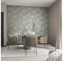 Modernes Esszimmer mit gemusterter Tapete mit abstrakten Hügeln, rundem Tisch mit geflochtenen Stühlen und einem gestreiften Teppich.