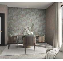 Modernes Esszimmer mit Mustertapete mit grünen Bögen, runder Esstisch mit vier gepolsterten Stühlen auf einem hellen Teppich.