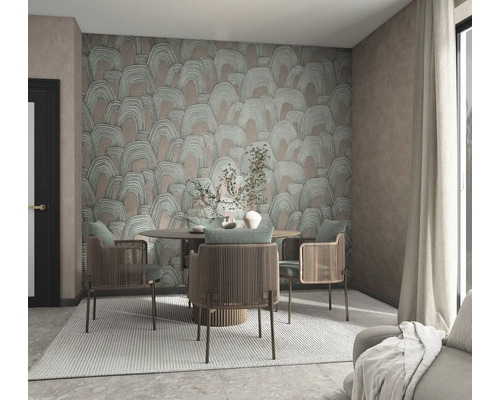 Modernes Esszimmer mit Mustertapete mit grünen Bögen, runder Esstisch mit vier gepolsterten Stühlen auf einem hellen Teppich.