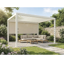 Helle Gartenanlage mit weißer Aluminium-Pergola, Lamellendach, integriertem Seitenrollo und Lounge-Gartenmöbeln aus Holz auf einer Kiesfläche.