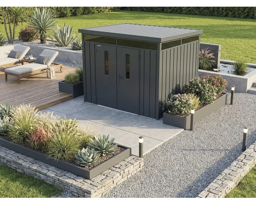 Modernes Gartenhaus aus Metall mit Doppeltür und Flachdach in einem hellen, organisierten Garten mit Steinterrasse und Holzdeck.