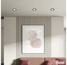 Moderne Wand mit Akustikpaneelen und Wandbild, beleuchtet durch drei runde LED Einbaustrahler in einer hellen Wohnraumumgebung.