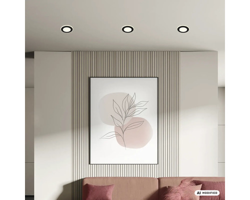 Moderne Wand mit Akustikpaneelen und Wandbild, beleuchtet durch drei runde LED Einbaustrahler in einer hellen Wohnraumumgebung.