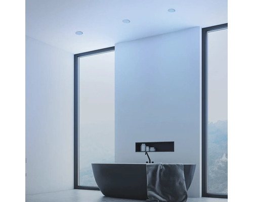 Modernes Badezimmer mit freistehender Badewanne, bodentiefen Fenstern und integrierter Wandnische, minimalistisches Design.