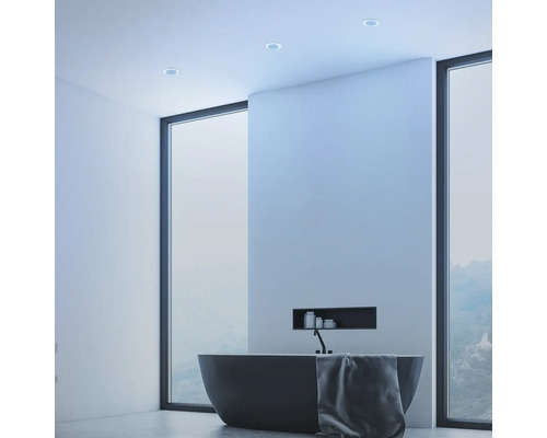 Modernes Badezimmer mit freistehender Wanne vor grossen Fensterfronten und integrierter Nische als Ablagefläche