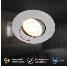 Runder schwenkbarer Einbaustrahler mit warmweißer Lichtquelle und Schutzart IP65 für den Einsatz in Feuchträumen.