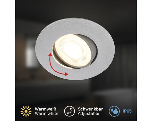Runder schwenkbarer Einbaustrahler mit warmweißer Lichtquelle und Schutzart IP65 für den Einsatz in Feuchträumen.