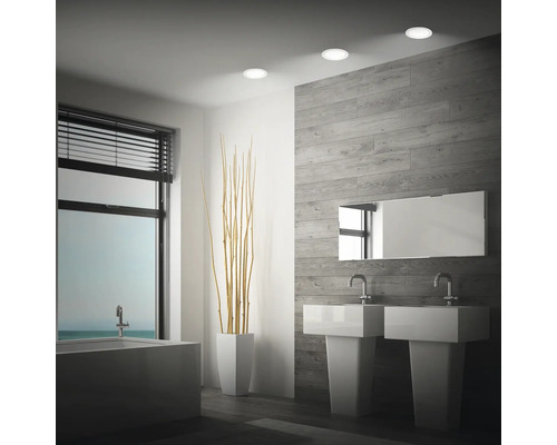 Modernes Badezimmer mit Doppelwaschbecken, Badewanne und drei runden LED Einbaustrahlern an der Decke.