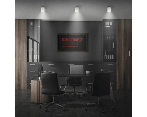 Modernes Arbeitszimmer mit drei zylindrischen LED Deckenstrahlern von Briloner, die den Schreibtisch beleuchten.