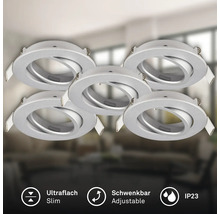 Set aus fünf runden schwenkbaren Einbaustrahlern mit ultraflachem Design und Schutzart IP23 für Deckenmontage.
