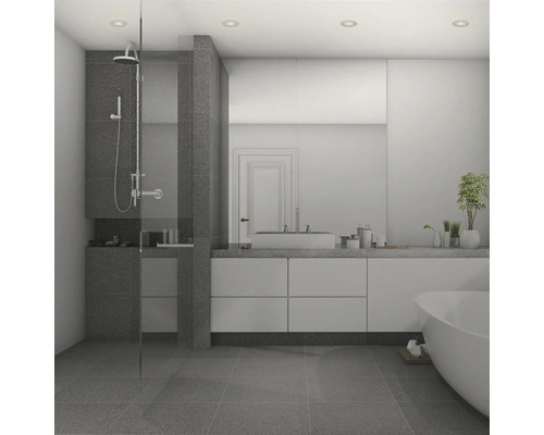 Modernes Badezimmer mit ebenerdiger Dusche, freistehender Badewanne und Waschtisch mit weißem Unterschrank.