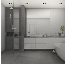Modernes Badezimmer mit begehbarer Dusche, Badewanne, Waschbecken mit Unterschrank, großem Spiegel und Einbaustrahlern im hellen Design.