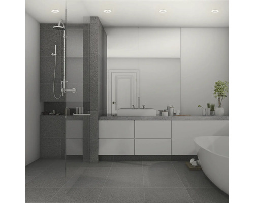 Modernes Badezimmer mit einer bodengleichen Dusche aus grauen Fliesen, einem weißen Waschtisch, einem großen Spiegel und einer freistehenden Wanne.