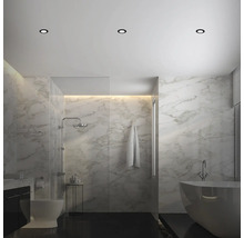 Modernes Badezimmer mit Deckeneinbaustrahler, Marmorfliesen, begehbarer Dusche und freistehender Badewanne.